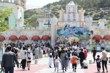 [포토] 대전 오월드, 휴일 나들이객 북적