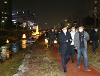 [사진뉴스] 충주시와 (재)충주중원문화재단, 야외 전시Walk on과 함께하는 충주천별빛산책 열어