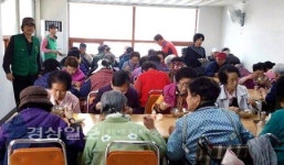 울산 중구 다운동 새마을협의회, 행운경로당에서 어르신에게 자장면 대접