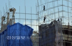 우정동 코아빌딩, 안전장비도 없이…목숨 건 철거작업