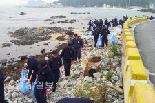 울산 동구청, 주전해안에 방치된 해안쓰레기 수거