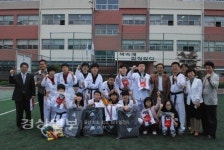 메아리학교에 태권도용품 전달