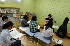 방어진고 김지원 양 재능 기부, 남목작은도서관서 기타반 수업