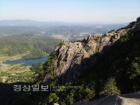 거대한 바위산 천길 낭떠러지 위에서 기적같은 풍경과 만난다