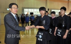 박기준 울산시 검도회장, 울산중앙고등학교 검도부를 방문해 격려