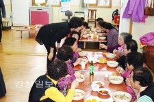 울산 중구 약사동 여성자원봉사회, 약사경로당에서 30여명에게 점심식사 대접