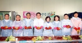울산시 남구 옥동 단체장협의회, 김장을 담가 지역의 경로당 및 어려운 이웃에게 전달