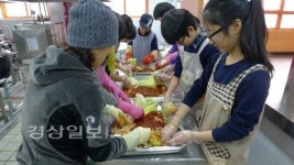 울산 북구 농소초등학교, 무·배추를 수확한 뒤 김장을 하는 체험활동 실시