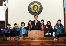 함월초등학교 전교어린이회 임원들, 울산시의회 본회의장 견학