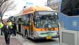 졸음운전에 버스 3대 연속 추돌…22명 경상(종합)