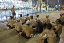 울산해양경비안전서, 울산 문수 실내수영장에서 인명구조 역량강화 훈련 실시