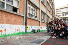 [햇살]학교 담벼락에 동심 심은 강남초 교사들