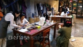 한땀 한땀 정성들인 가죽세공 취미·부업 두마리 토끼