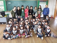 [햇살]웅촌초, 체육복 물려주기…선후배 情은 덤