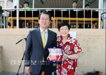 울산시 남구 야음초등학교 변경재 교장, 서동욱 남구청장에게 감사패 전달