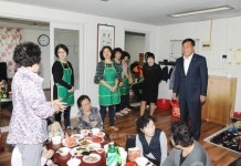 박성민 울산 중구청장, 다운동아큰마을아파트 경로당에서 열린 경로잔치에 참석
