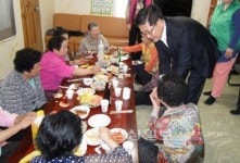 울산 동구 전하1동 주민자치위원회, 노인 대상 점심 식사 대접 및 말벗 되어드리기 행사 열어