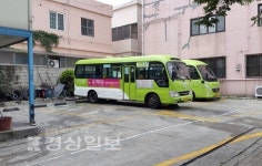 주택가 차고지서 세차하는 마을버스