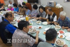 울산시 동구 남목2동 바르게살기운동, 동구 명덕1차아파트 경로당 노인 150여명에게 삼계탕 대접