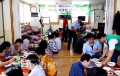 울산시 중구 약사동 새마을협의회와 부녀회, 약사경로당을 찾아 어르신 150여명에게 삼계탕 대접