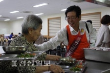 어르신, 많이 드세요