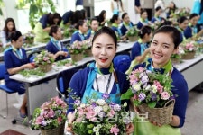 [포토]에어부산, 캐빈승무원 힐링 꽃꽂이 교육 진행