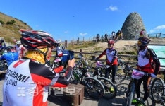 [제7회 영남알프스 전국 MTB챌린지]가쁜 숨 내쉬다가도 절경 즐기며 페달 밟아