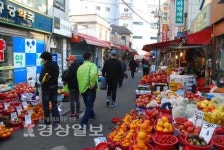 [전통시장에서 찾은 깜.놀.맛]이바지 음식부터 주전부리까지 입이 쉴틈 없는 옥골시장