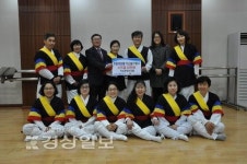 울산시 남구 무거동 사물놀이 무쇠, 이웃돕기 성금 20만원 전달