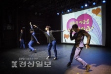 신붓감 찾아 지구로 온 외계인들의 댄스 프러포즈