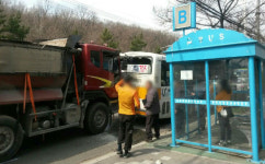 울산 두왕로서 시내버스-트럭 충돌…승객 등 13명 부상