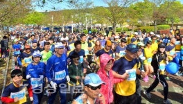 [울산커플마라톤-포토]푸르른 신록 사이로 함께 뛰며 추억 쌓아