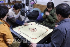 [이색 실내스포츠]알까기와 닮은 꼴…두뇌 개발·치매 예방에 효과