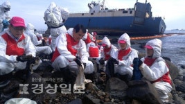 부산銀 긴급재난구호봉사대, 영도 해안서 기름제거 활동