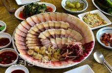 [이야기가 있는 울산맛집-맛 그리고 인생]고래고기 한 점…씹을수록 우러나는 장생포의 추억