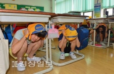 병영초서 전교생 지진 대피 훈련, 경보음 나자 학생들 책상밑에 피해