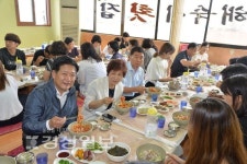 콜레라 직격탄 맞은 횟집 돕는다 동구청 직원들 단체 식사