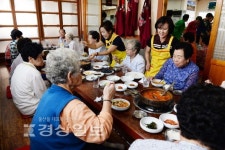 현진민물매운탕과 농소3동적십자봉사회, 경로당 노인 150명을 초대해 매운탕 대접