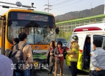 시내버스 끼리 충돌 수십명 부상