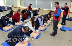 (사)생명존중 골든타임 강사진, 경상일보 임직원 상대 심폐소생술 교육 실시
