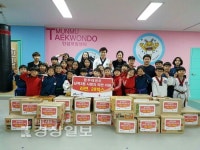 문무태권도장, 남목3동 주민센터에 라면 28박 전달