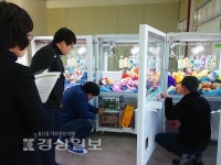 기계로 들어가 슬쩍…인형뽑기방 수난시대