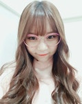 컴백 여자친구 엄지, 안경쓴 모습 보니 색다르네…아라레가 나타났당
