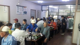 울주군 상북면 솔버덩 한식전문집, 지역 노인에게 점심식사 대접