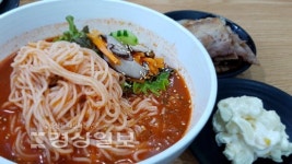 [울산의 줄서는 집]맛있게 매운 면발과 대패삼겹의 환상적 궁합