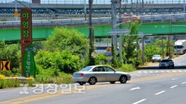 아찔한 출입로 중구 입화산 참살이 야영장