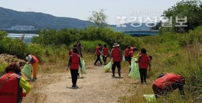 [사진뉴스]태화강시민환경감시단 태화강 하류 정화활동