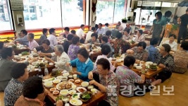 신사동 왕족발 식당, 구교경로당 어르신 식사대접