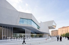 [홍영진 기자의 행복한 미술관 여행]전시품 압도하는 디자인…건축물 자체가 또 하나의 작품