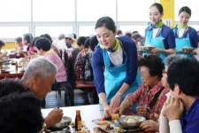 [사진뉴스] 에어부산 승무원 중복 삼계탕 봉사